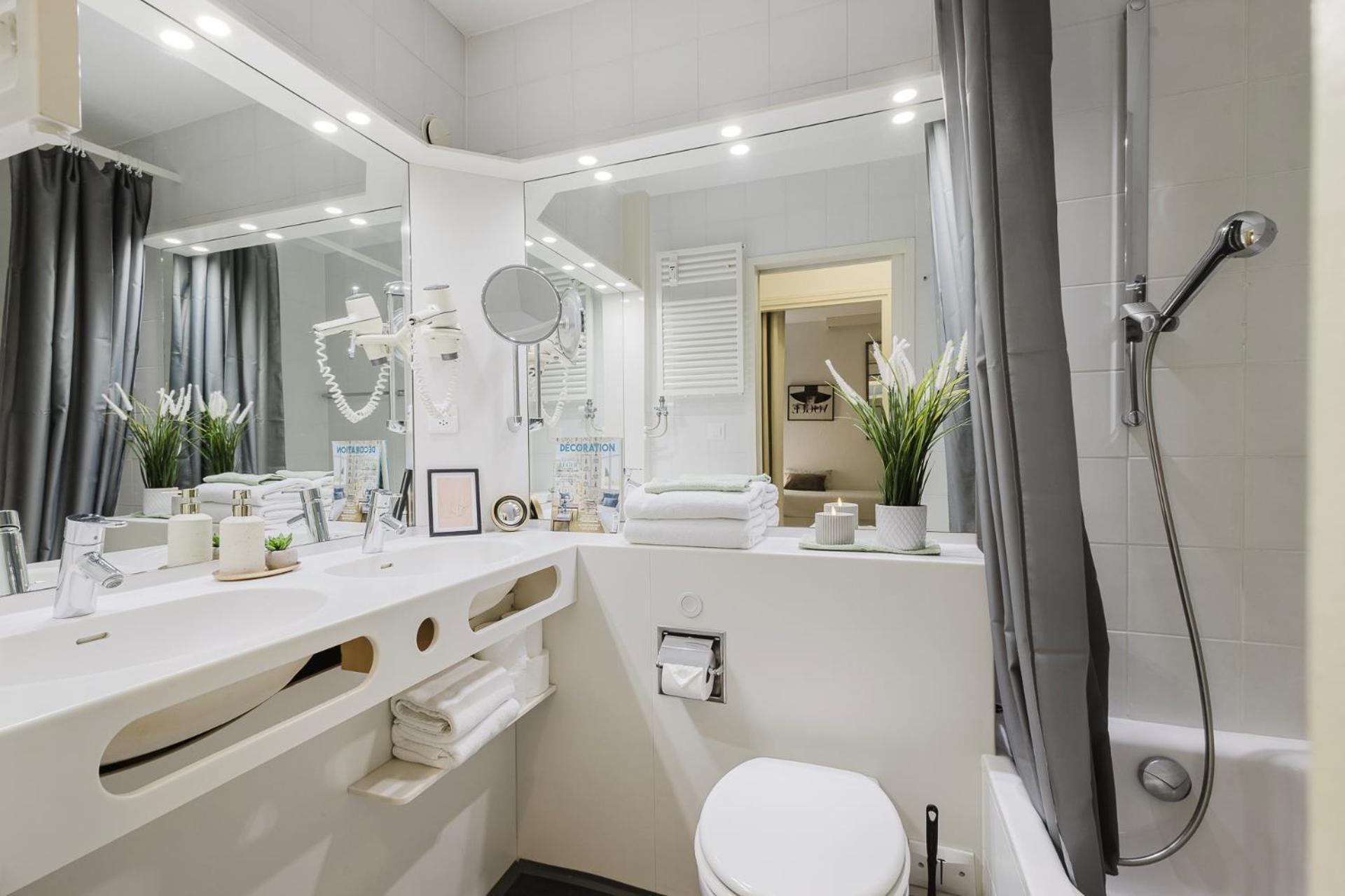 Luganersee, Pool, Strand, Parkplatz, Suite 204 Bissone Extérieur photo